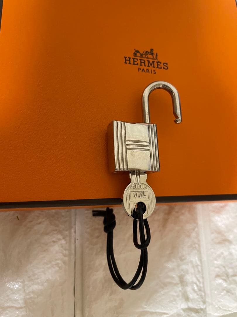 ☆HERMES ☆エルメスカデナ☆シルバー南京錠 ☆鍵1つ付き☆