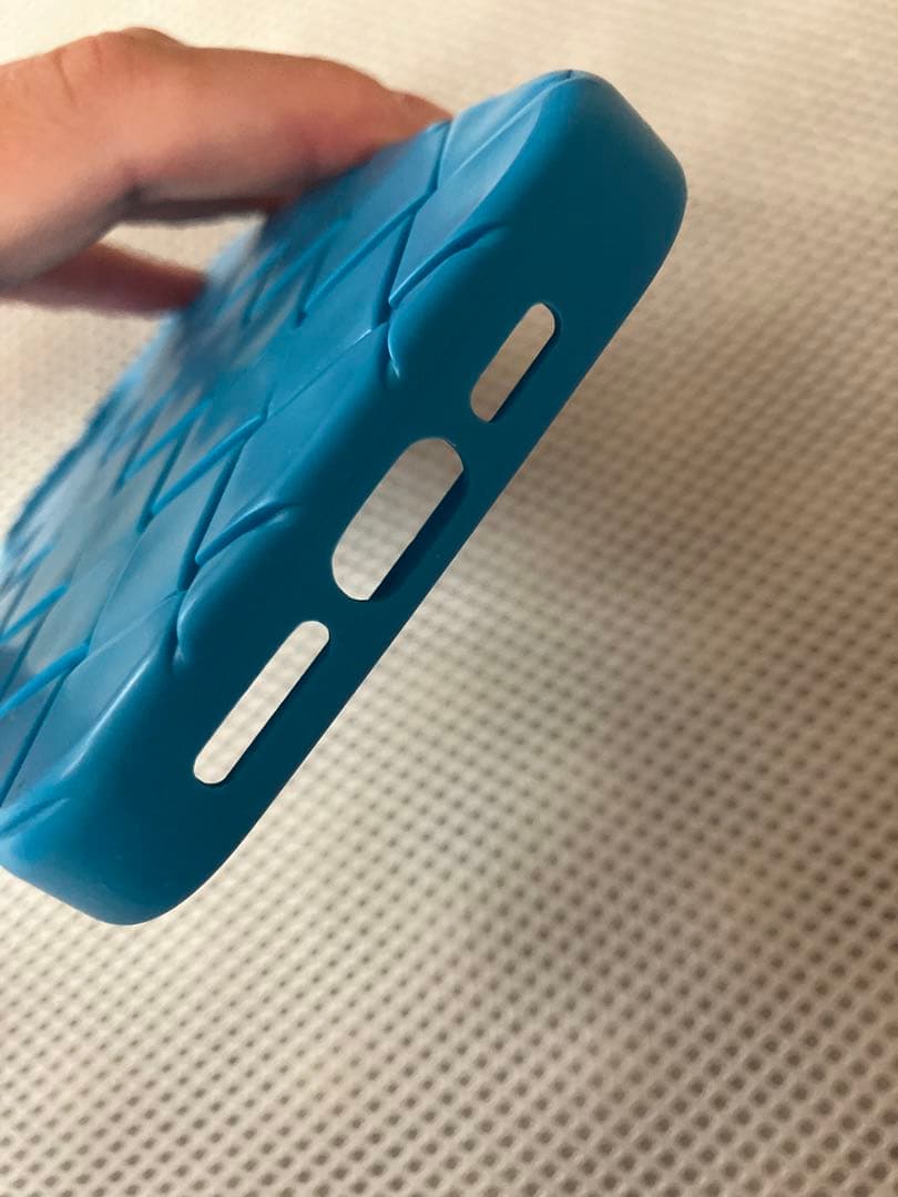 BOTTEGA VENETA ブルー シリコンケース　16pro MAX