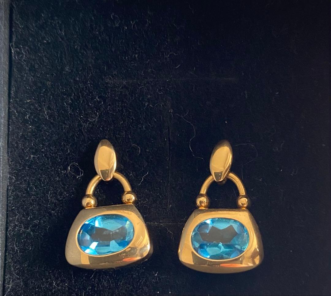 青色宝石のフープ型ピアス