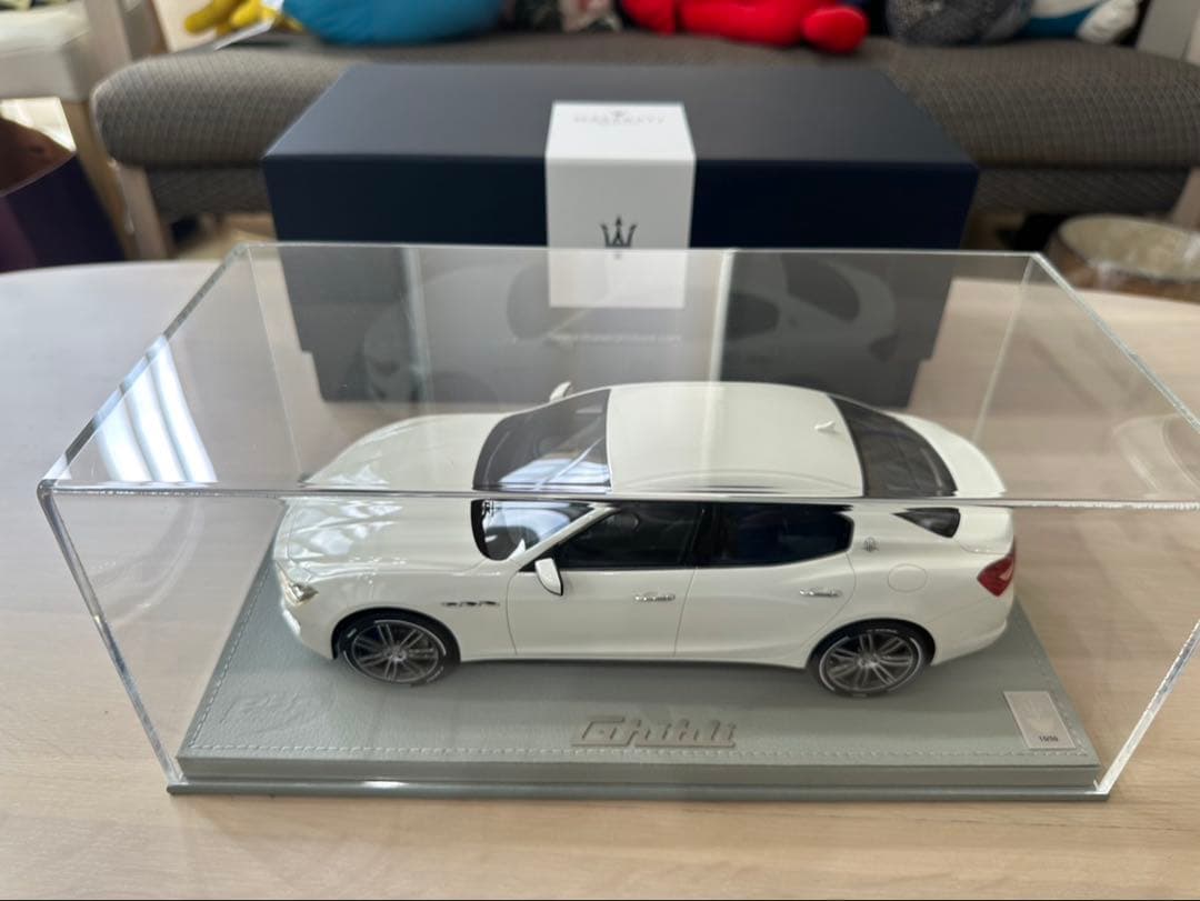 Maserati Ghibli ホワイト 1/43 ミニカー