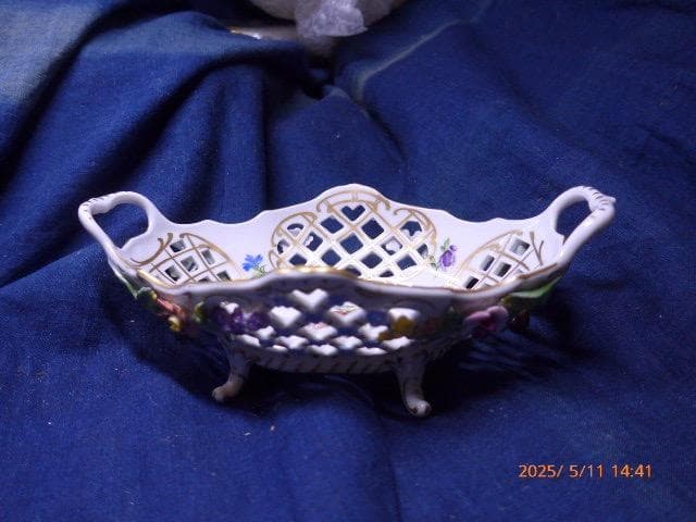 美しいドレスデンの忘れな花のレリーフが可愛らしい陶器の透かしのバスケットです