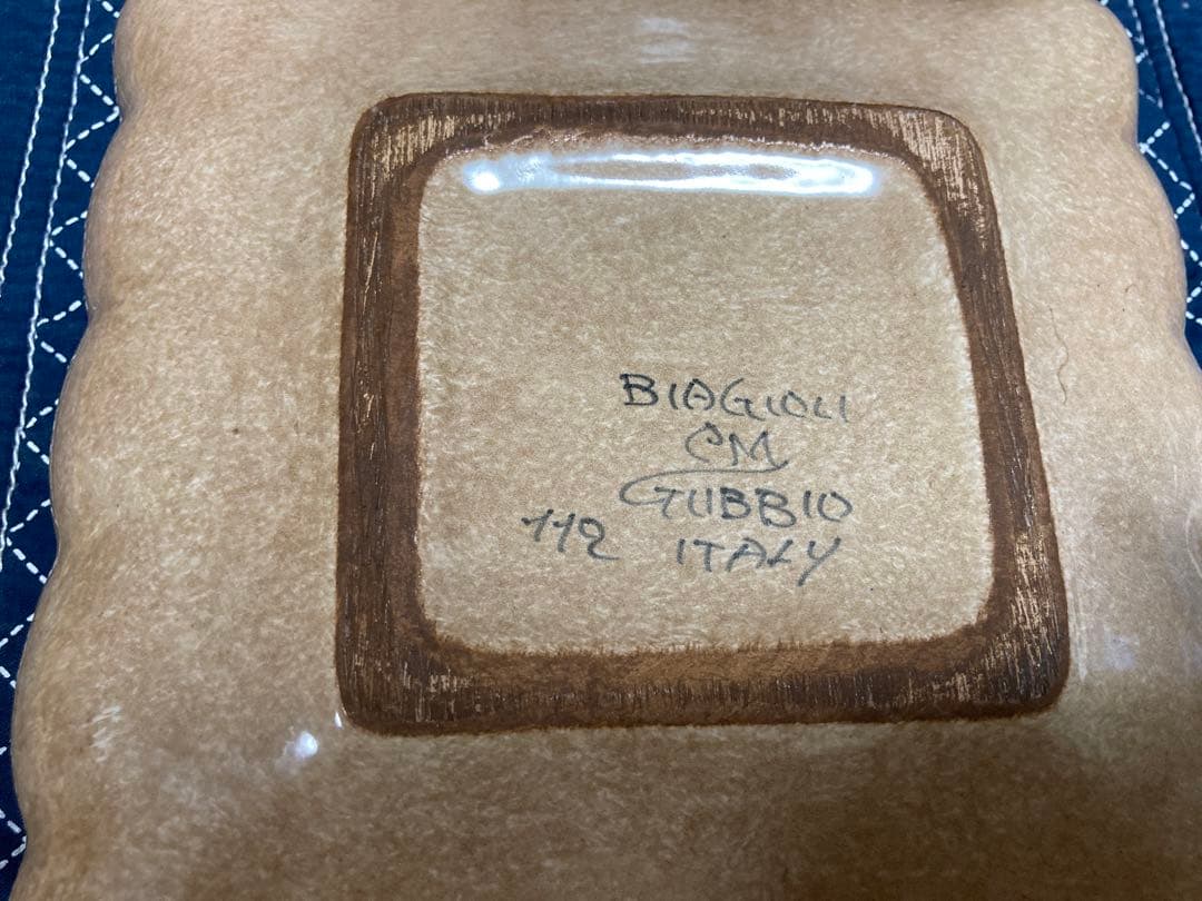 ビアジオリ・グッビオ陶器イタリア. 珍しい(?)四角の盛り皿