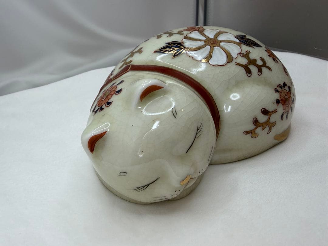 伊万里焼　眠り猫　赤色・金彩・唐草模様