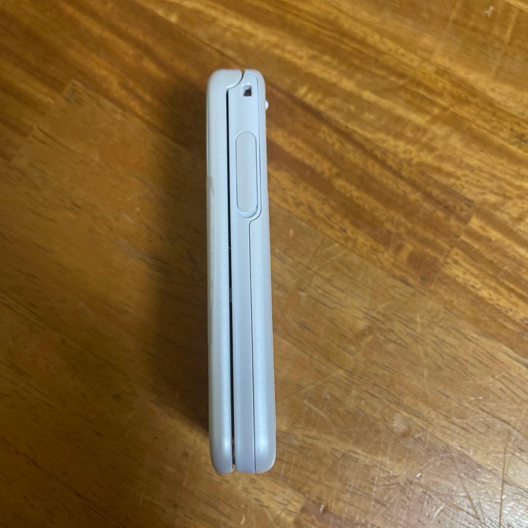 F-01M ホワイト 折りたたみ式携帯電話 本体(充電器一式)