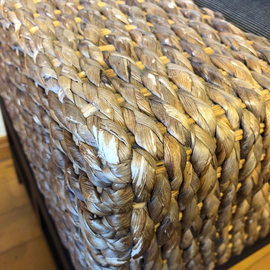 天然素材ウォーターヒヤシンスと布地のシンプルなベンチ