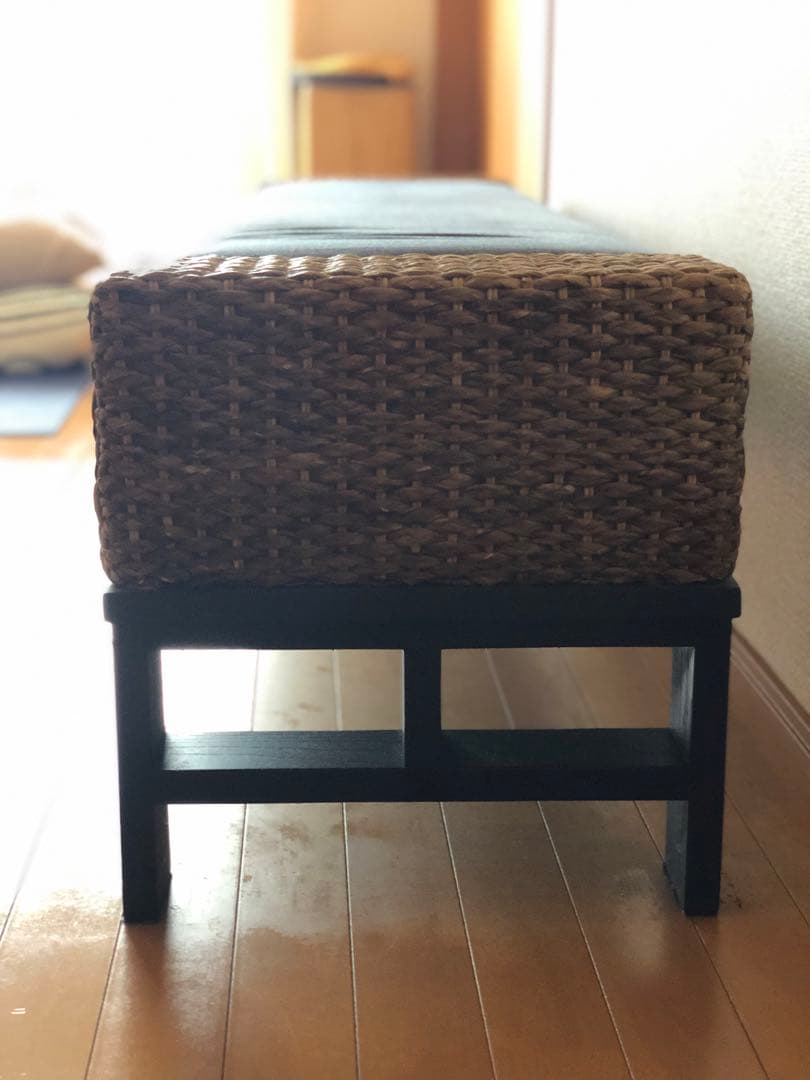 天然素材ウォーターヒヤシンスと布地のシンプルなベンチ