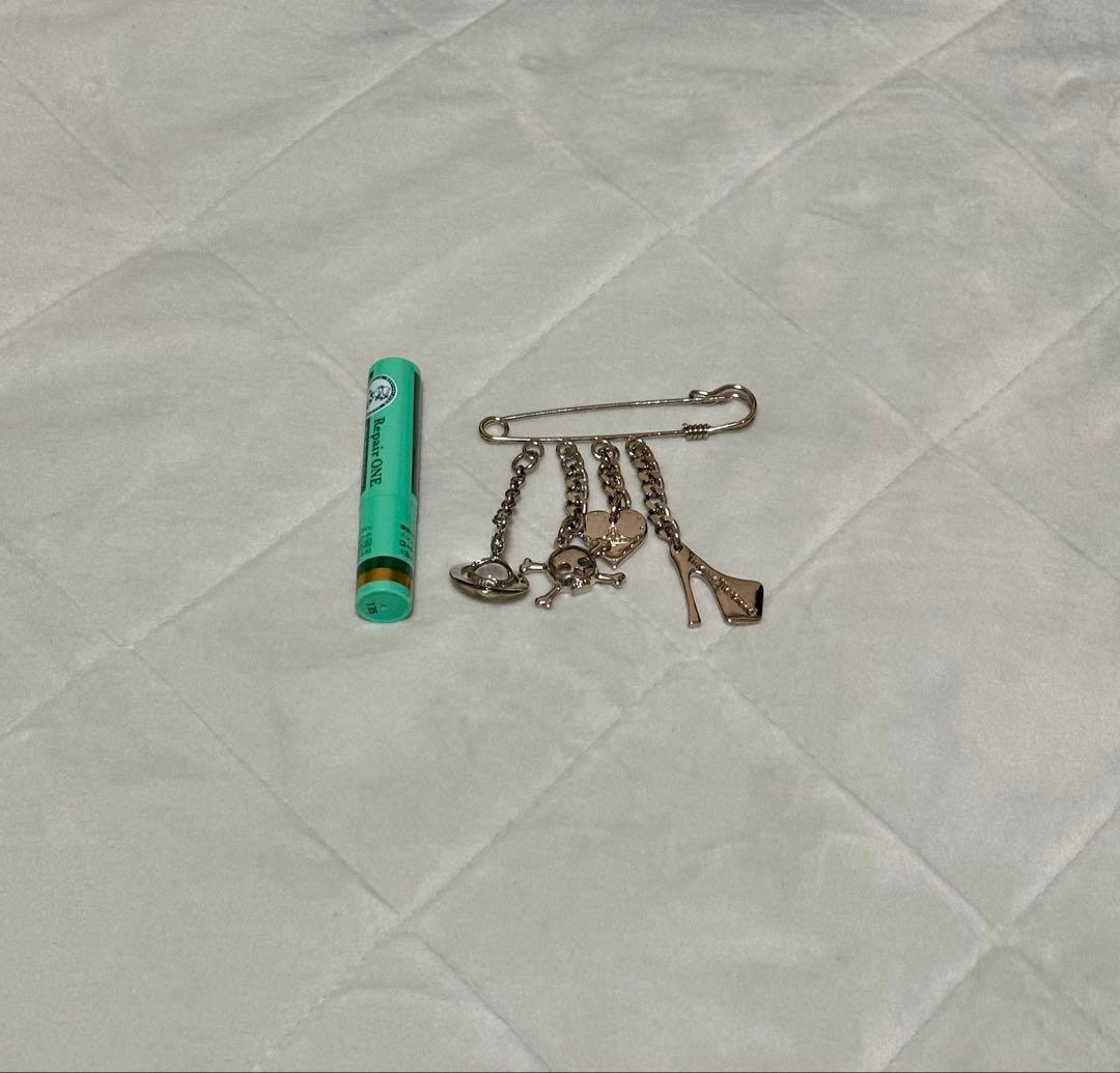 Vivienne Westwood ブローチ　オーヴ　セーフティピン