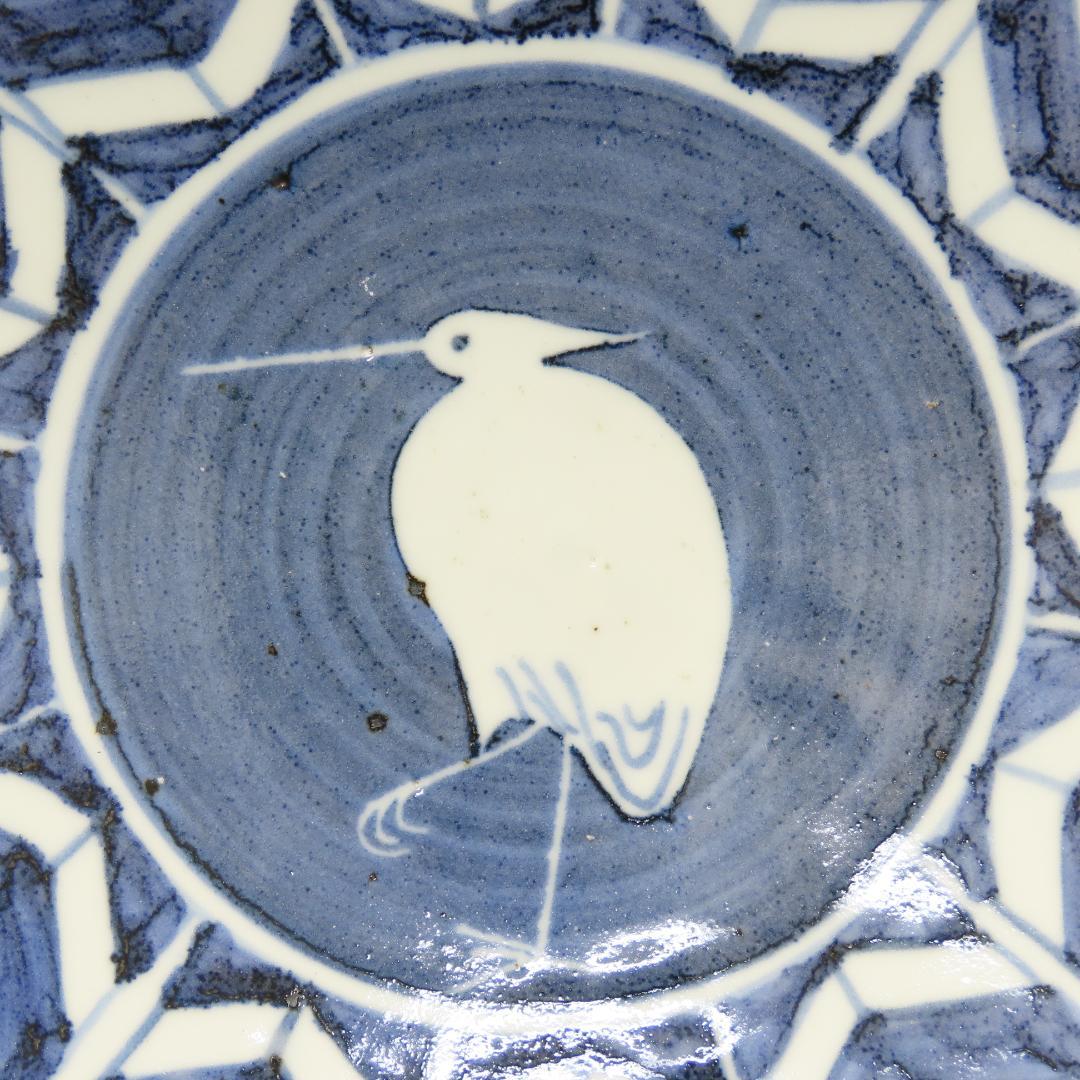 352【初期伊万里写 染付白鷺矢筈文 七寸皿】　検)加藤静允 / 古伊万里