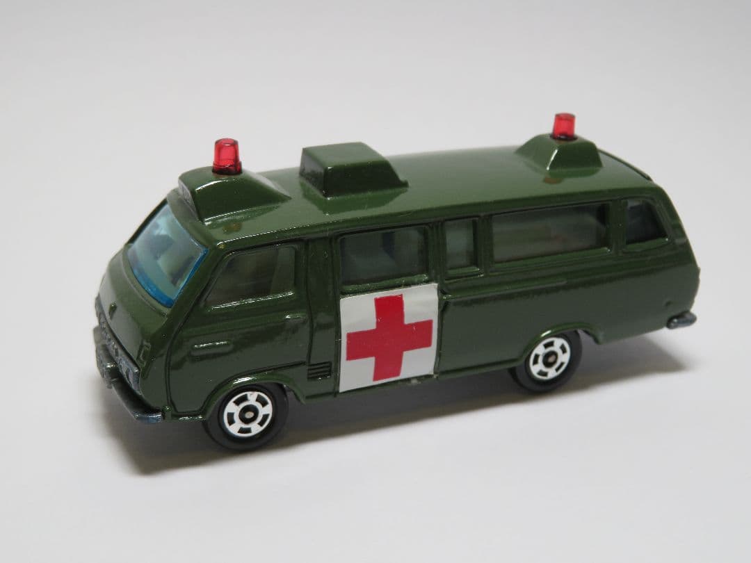 トミカ 57 RH18V型 救急車 (ハイエースコミューター)