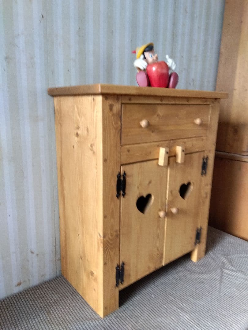 木製ハート型扉のキャビネット(タキ)