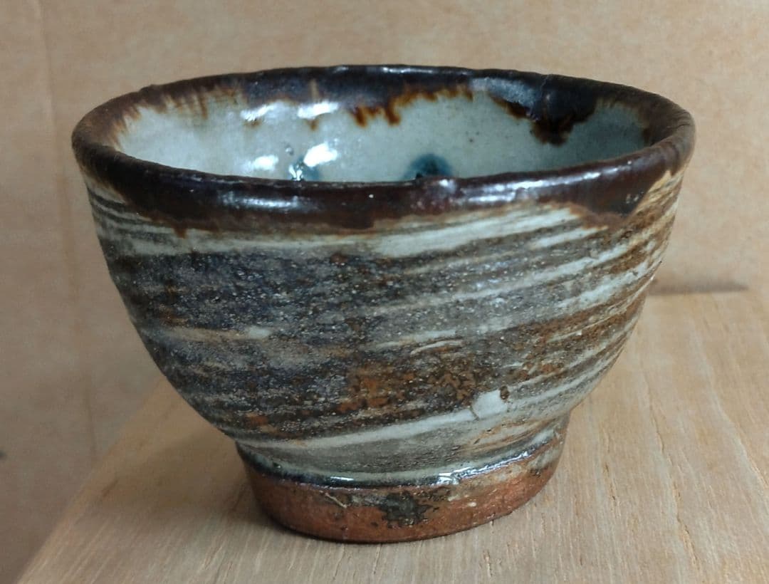 本人書付【本物保証】金城次郎 ぐい呑(壷屋焼 笑魚文ぐい呑）共箱 栞 人間国宝