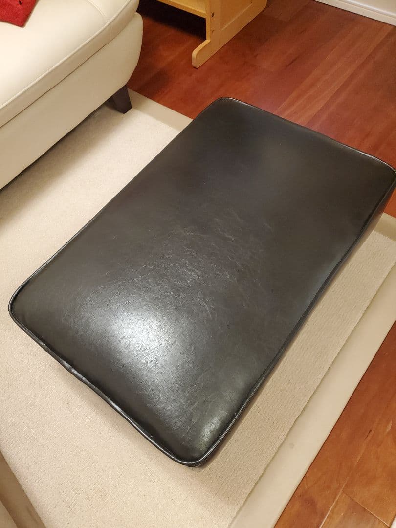 黒い合成皮革オットマン