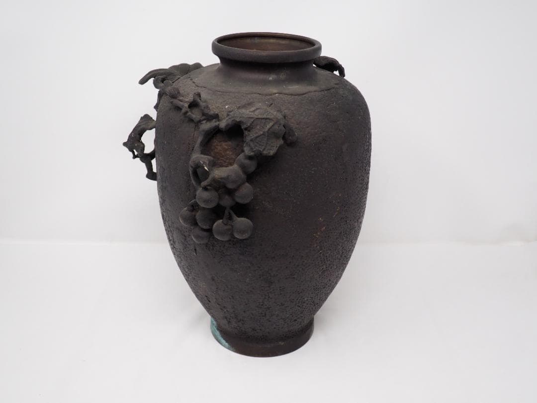 葡萄浮彫　花瓶　赤堀信平 　銅製　工芸品