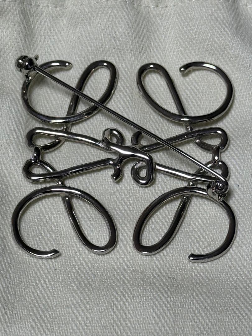 LOEWE アナグラムブローチ