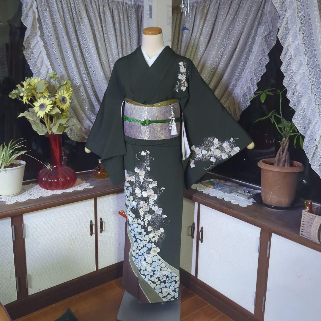 落款が入ります、青丹色の地に煌めく葡萄柄が繊細な美しさを見せる正絹訪問着です