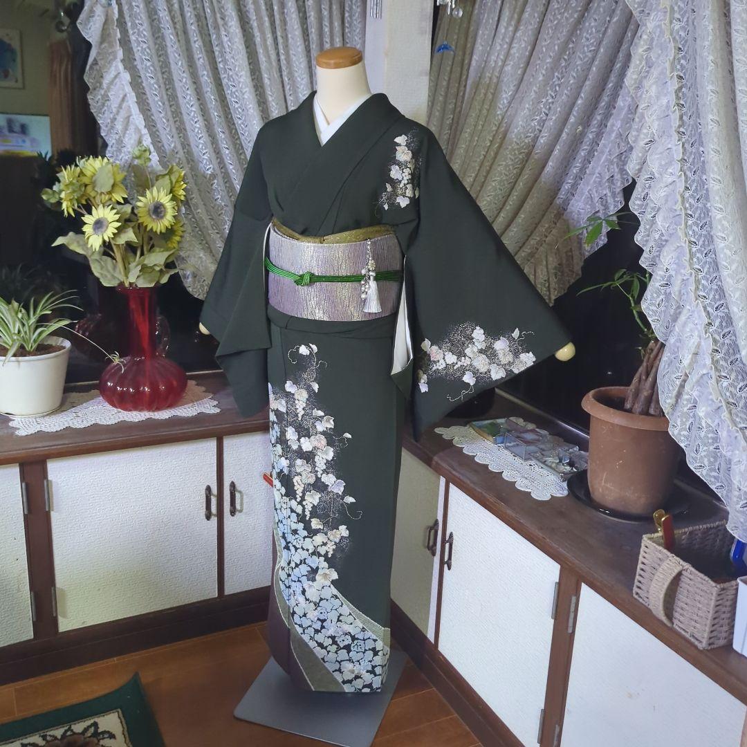 落款が入ります、青丹色の地に煌めく葡萄柄が繊細な美しさを見せる正絹訪問着です