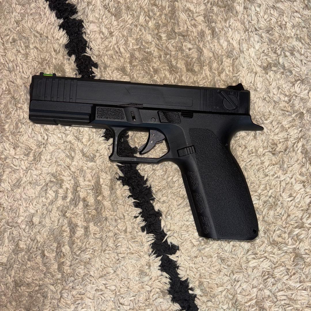 Carbon8 STRIKER-9s BK CO2+予備マガジン1個