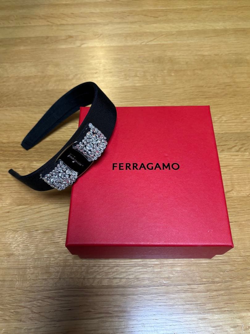 フェラガモ　ブラックカチューシャ