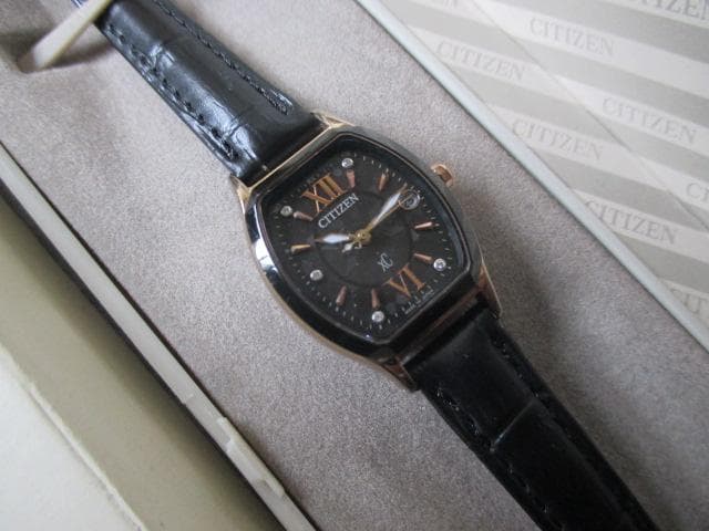 ●CITIZEN/ XC/柄入黒文字盤/エコドライブ電波時計/レディース時計●
