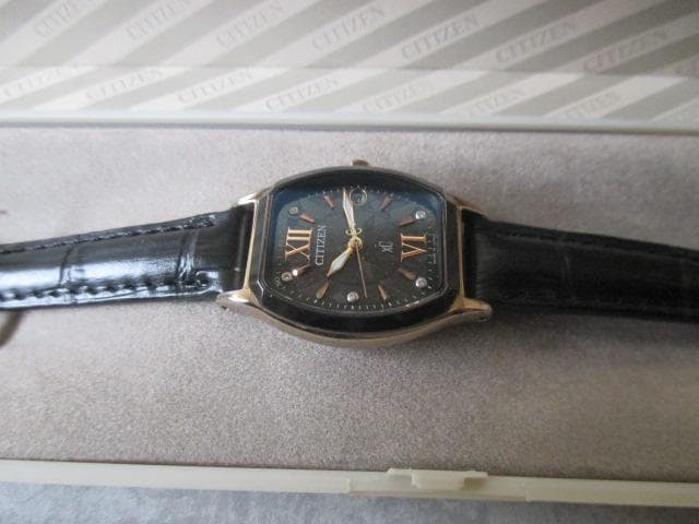 ●CITIZEN/ XC/柄入黒文字盤/エコドライブ電波時計/レディース時計●