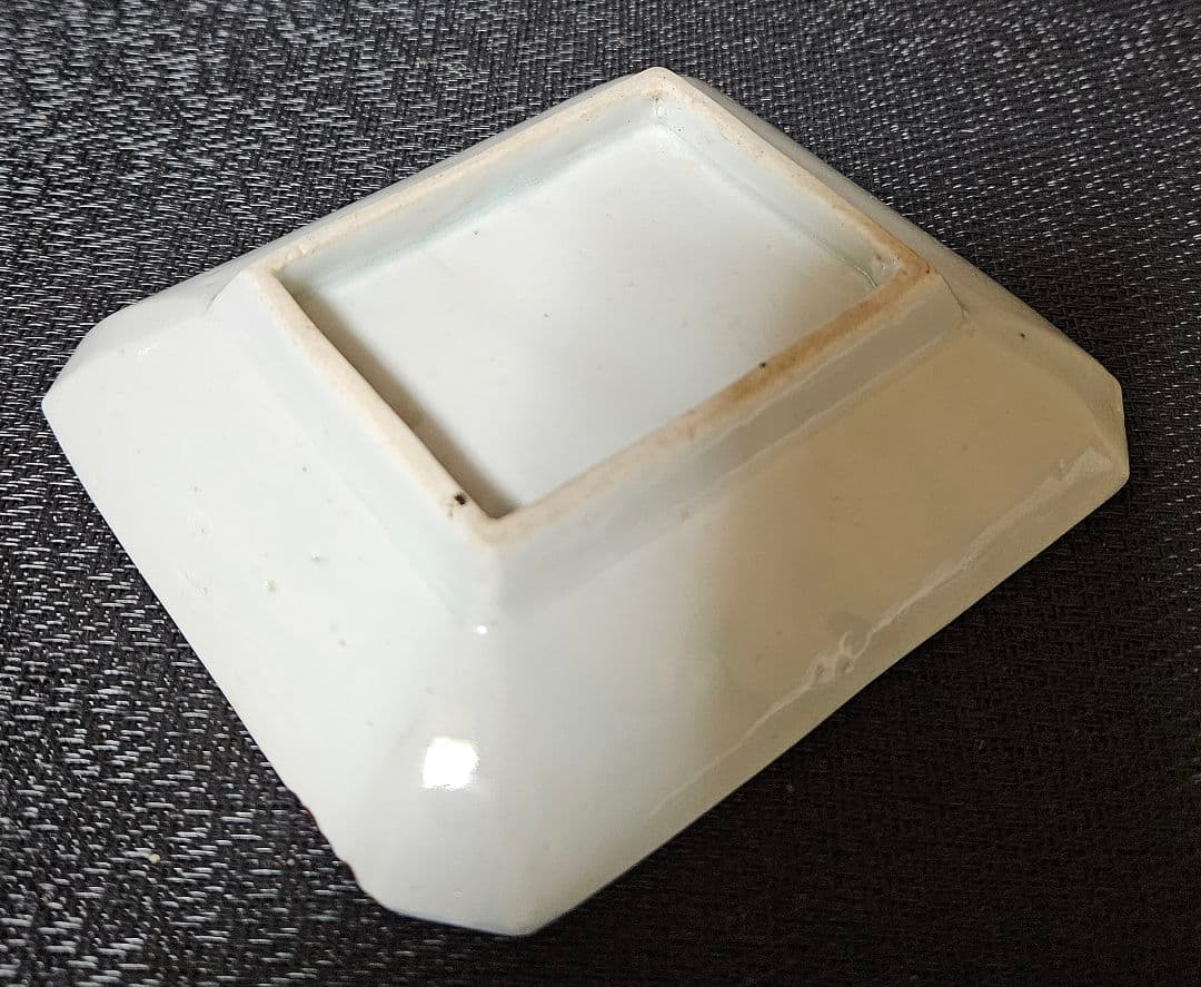 【名品古伊万里❗03】江戸時代前期　藍九谷　方身代り　墨弾き技法　花唐草文様皿