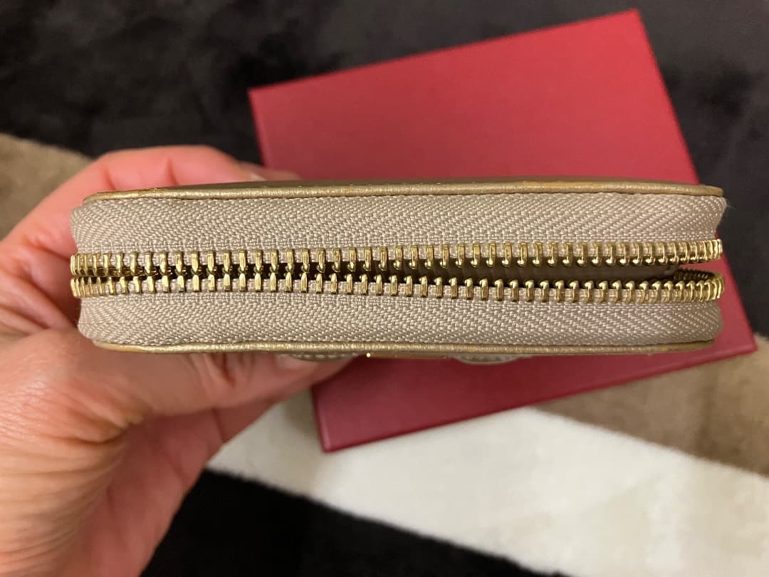 あ*も様 フェラガモ 二つ折り財布 ガンチーニ　ラウンドジップ /ゴールド