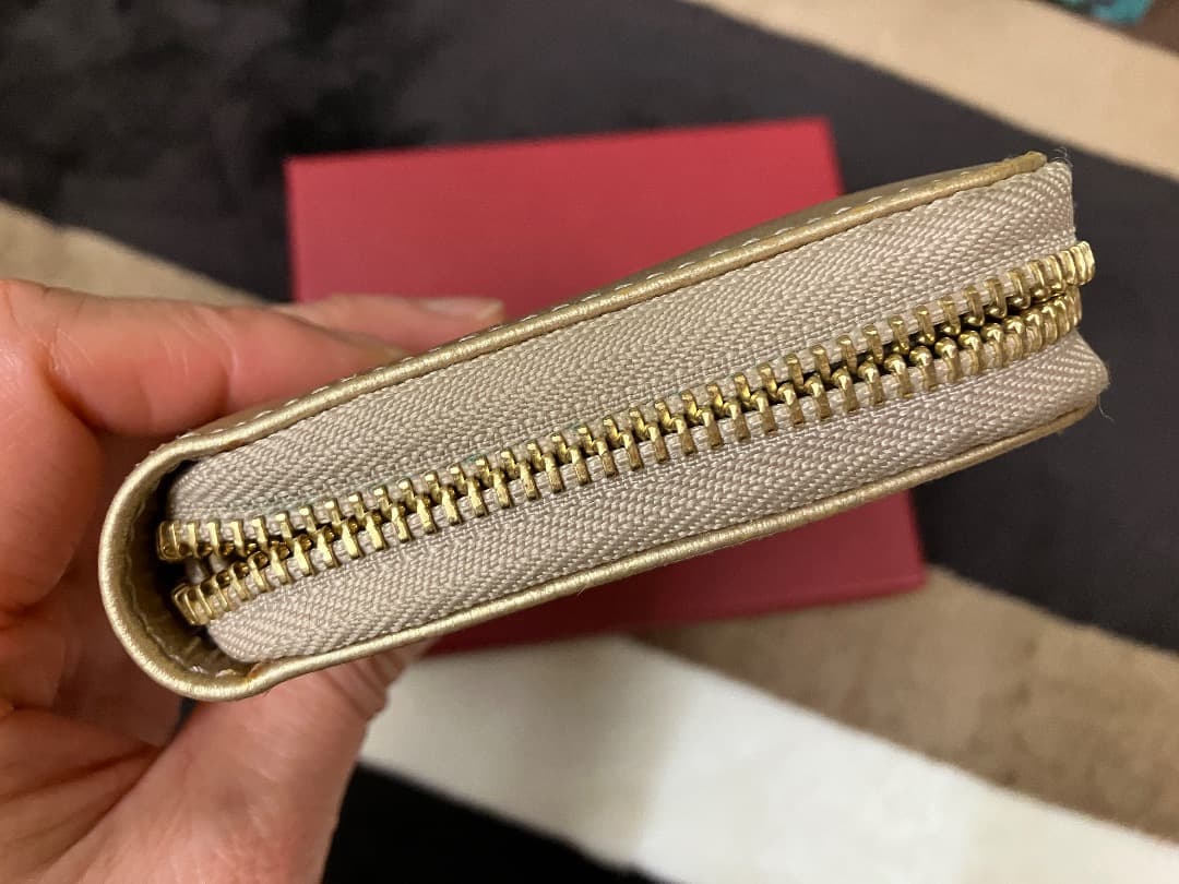 あ*も様 フェラガモ 二つ折り財布 ガンチーニ　ラウンドジップ /ゴールド