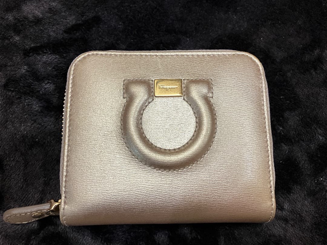 あ*も様 フェラガモ 二つ折り財布 ガンチーニ　ラウンドジップ /ゴールド