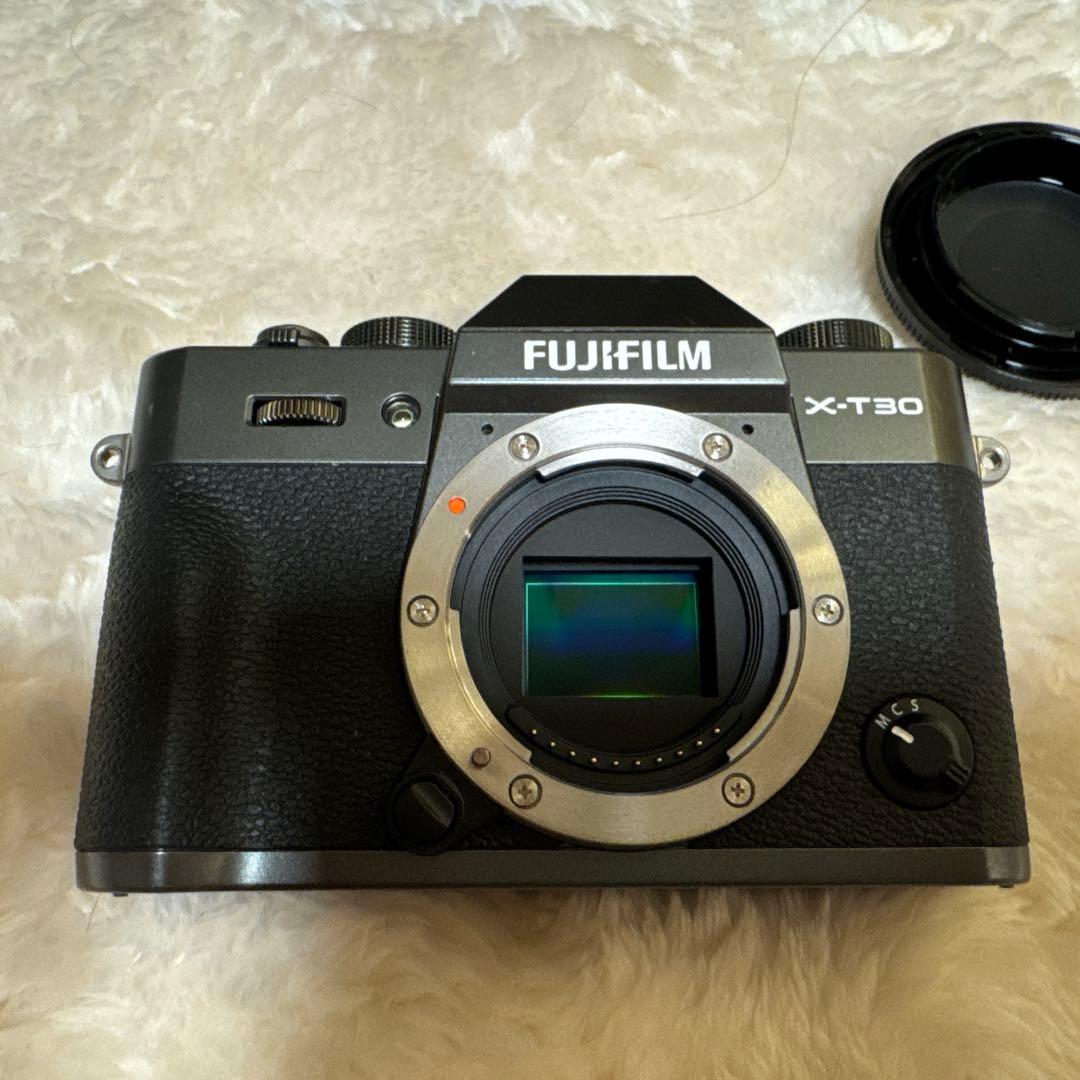 Fujifilm X-T30 ミラーレスカメラ レンズキット 本体と付属品