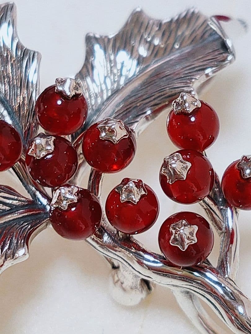 新作 碌山 クリスマスヒイラギ ガーネリアン シルバー ブローチ 兼ペンダント