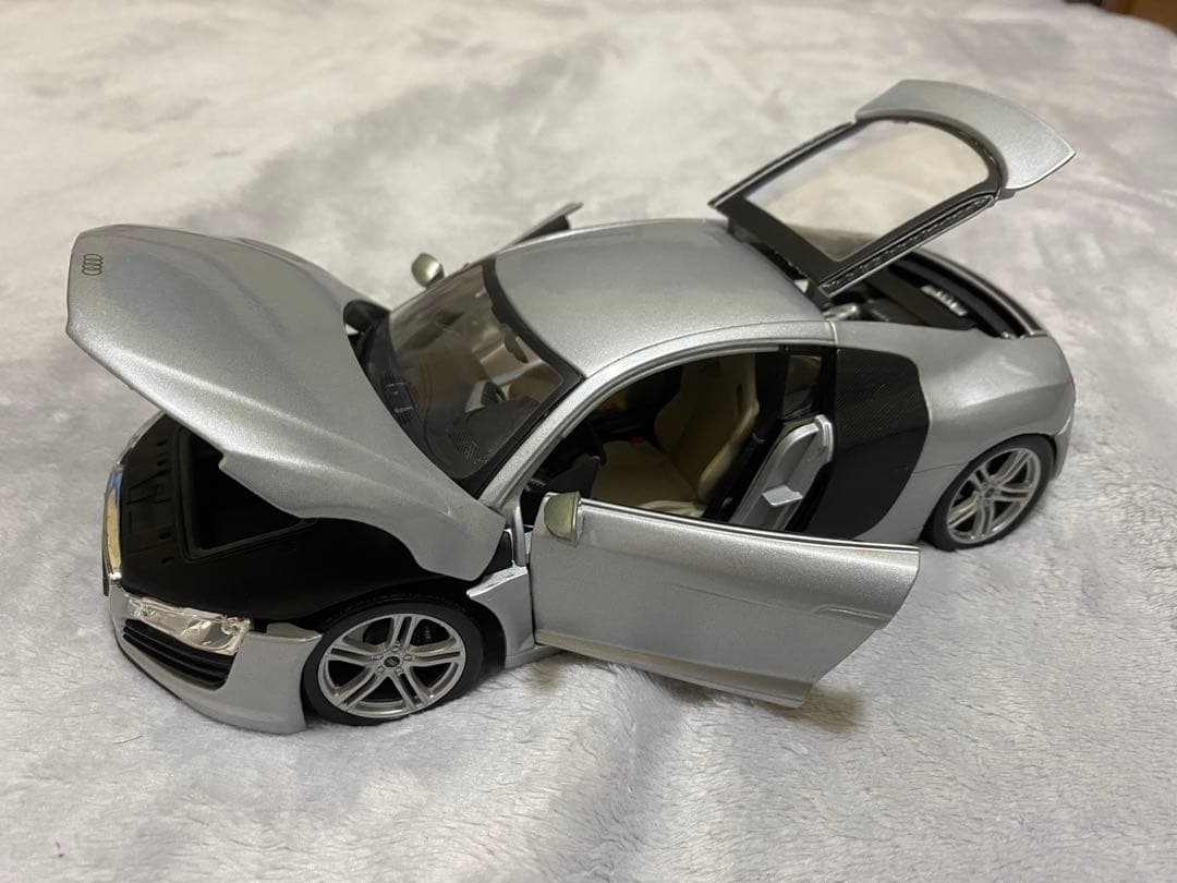 ミニカー Maisto Audi R8 1/18