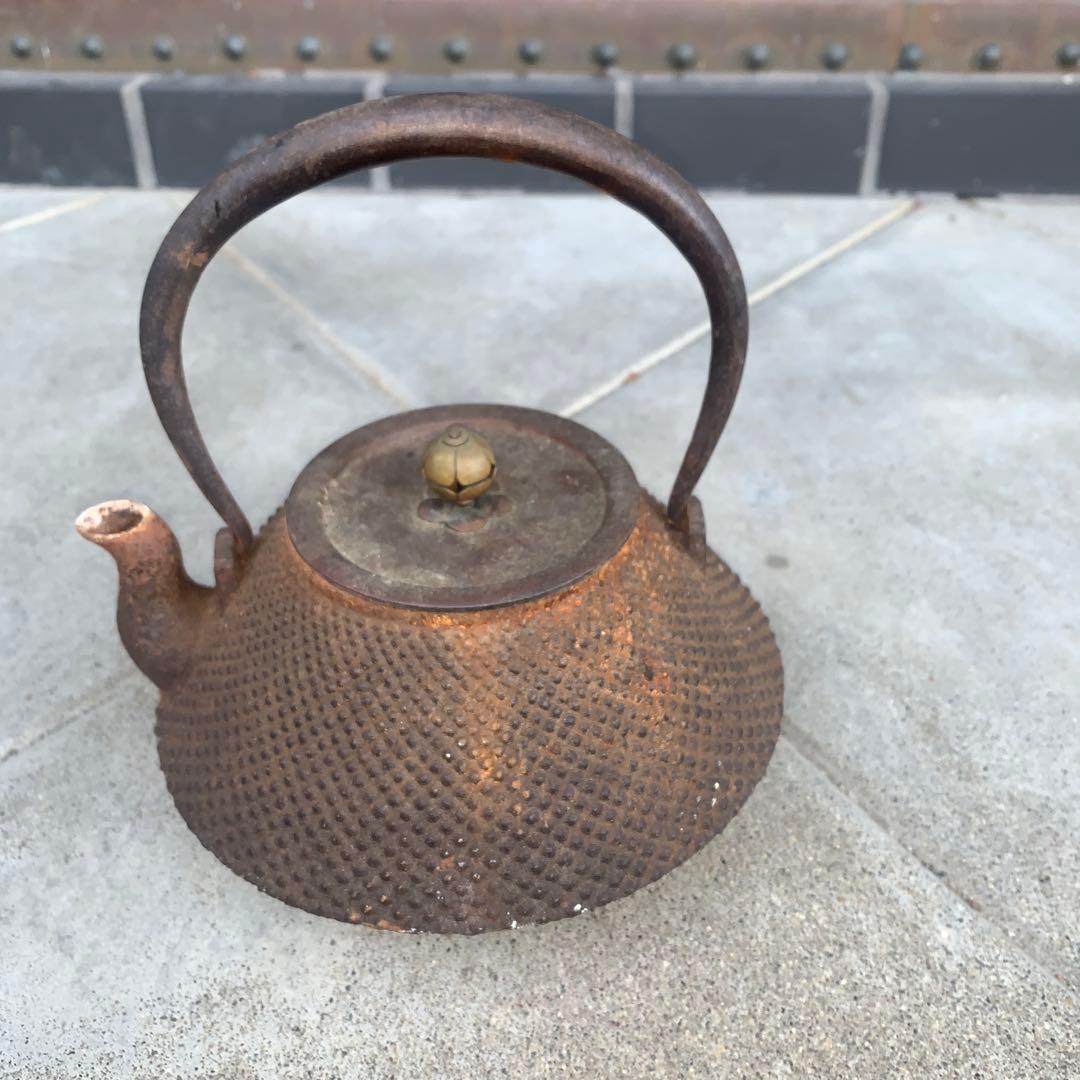網目模様の鉄瓶 鉄製の鉄瓶 真鍮製の蓋付き