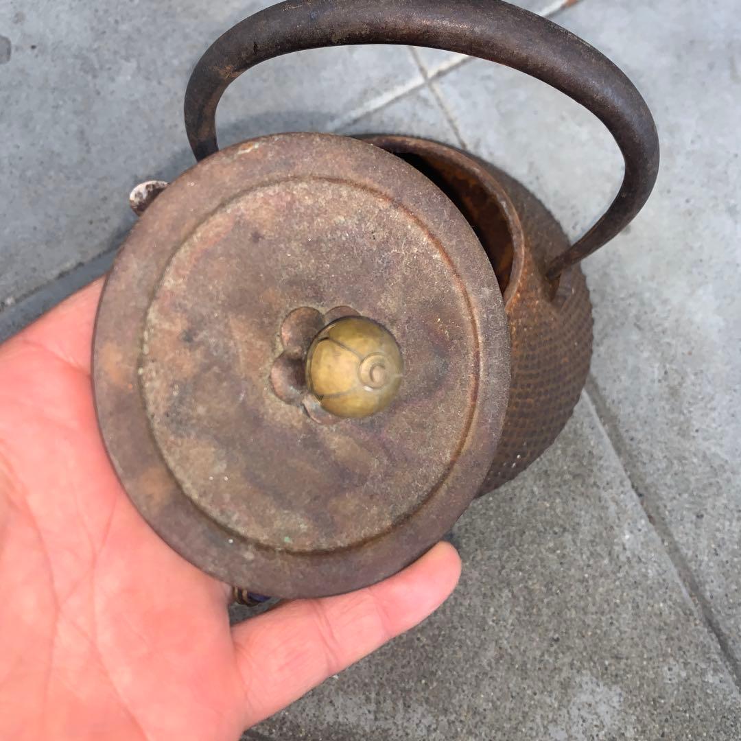 網目模様の鉄瓶 鉄製の鉄瓶 真鍮製の蓋付き