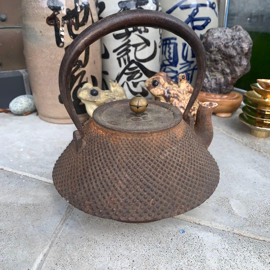 網目模様の鉄瓶 鉄製の鉄瓶 真鍮製の蓋付き