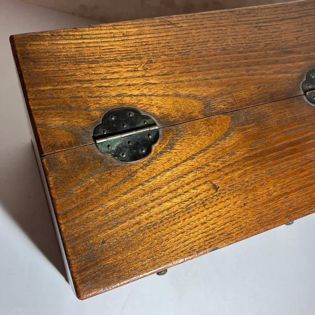 最小サイズの骨董時代物針箱（表面：欅、内側：桐）