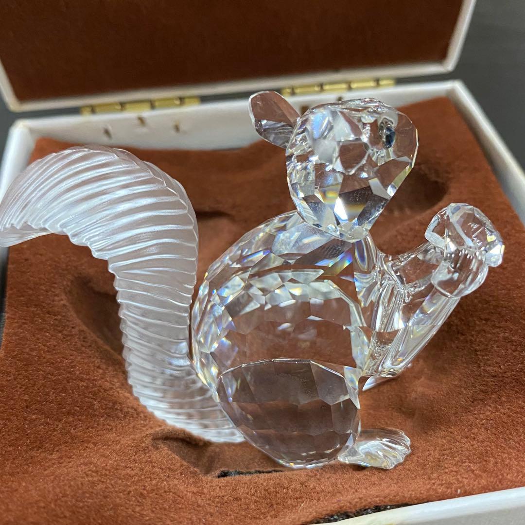 SWAROVSKIスワロフスキー　SCS 木の実を食べてるリス　箱入り