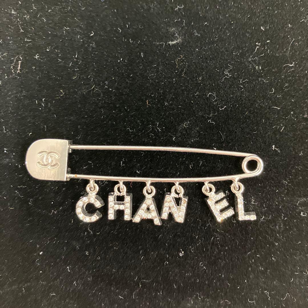 CHANEL ピンブローチ チャームロゴ 01P シルバー