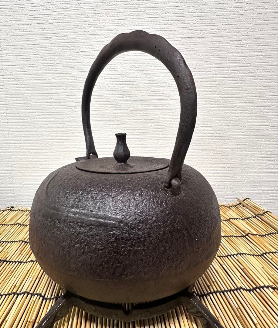 ＵＳＥＤ、美品　南部喜州 (及川 喜徳)造　鍛治打袋鉉１５型　南部鉄瓶　南部鉄器