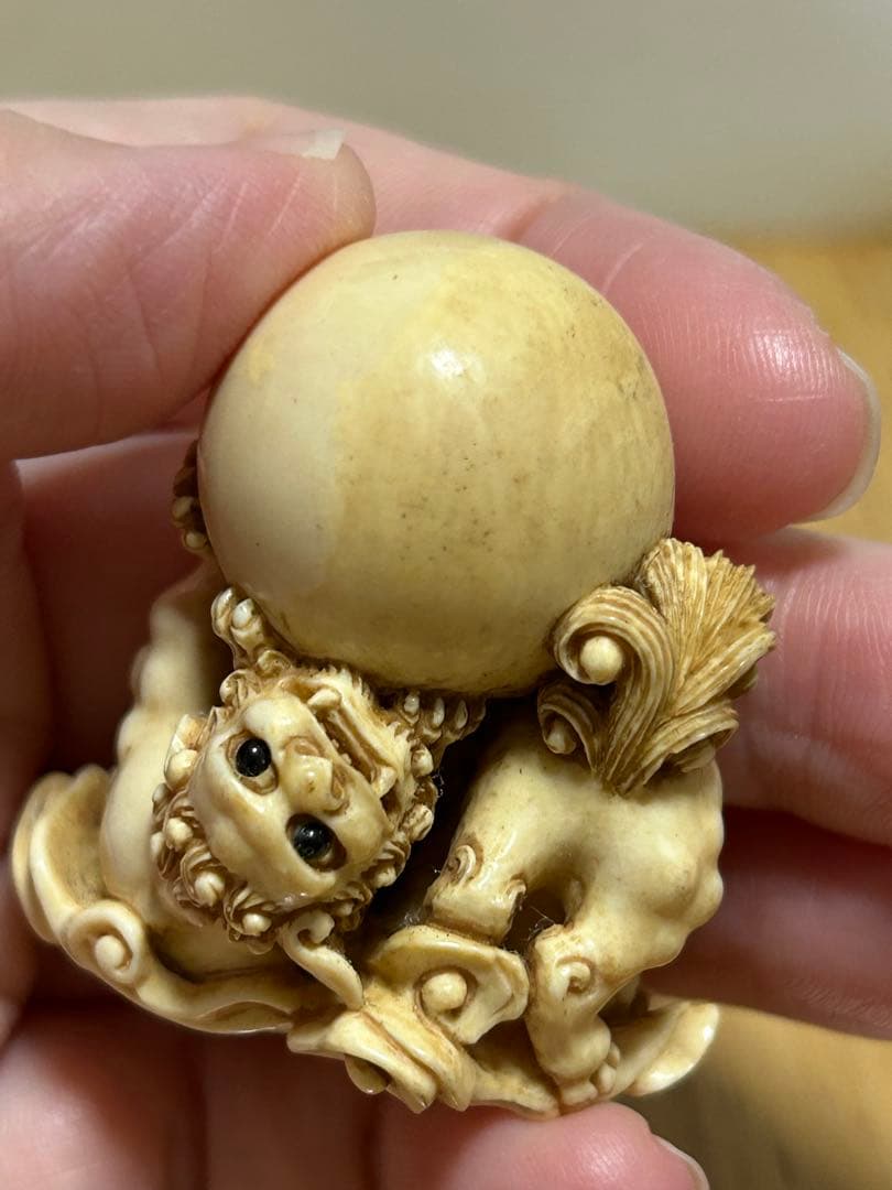 根付　獅子と玉 天然素材　銘「松山」