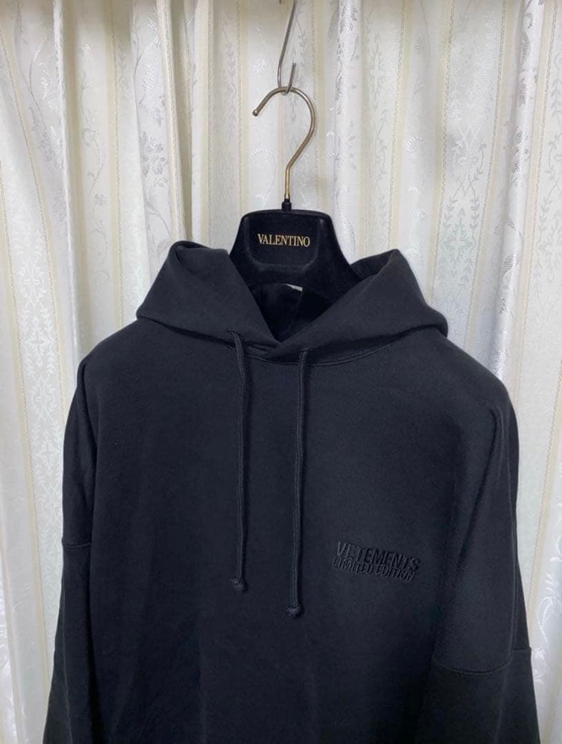 トップス VETEMENTS Logo Embroidery Black Hoodie