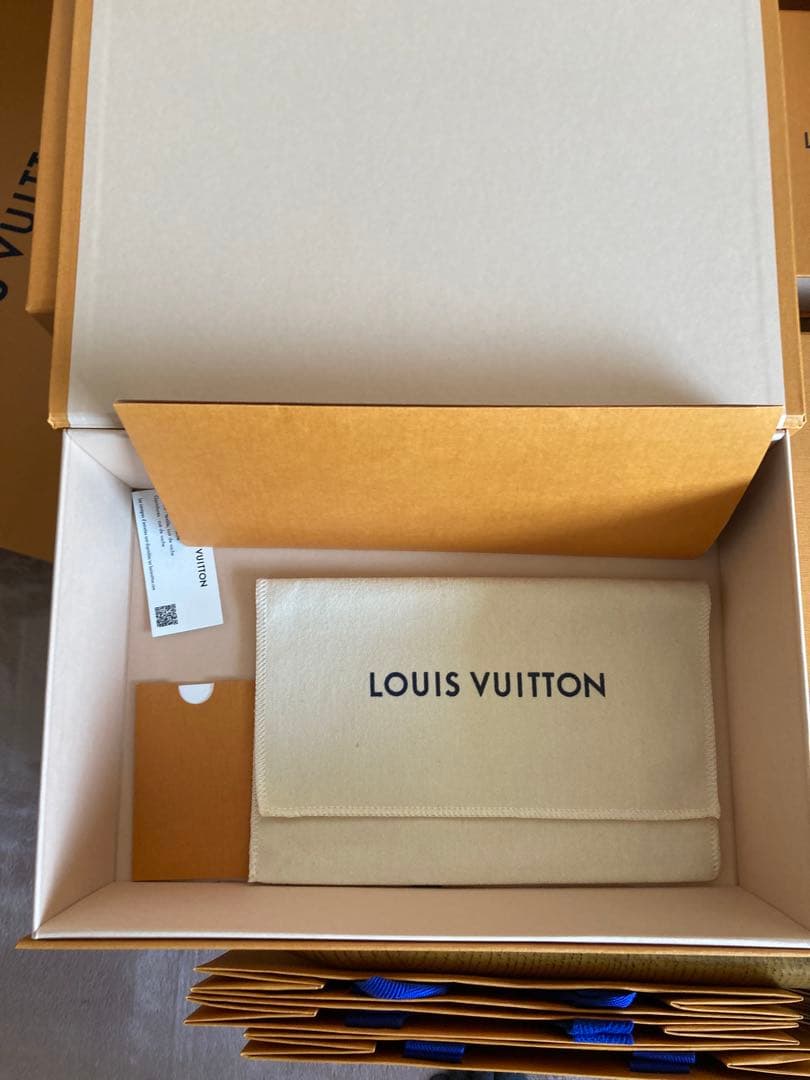 ルイ・ヴィトン空箱　ショップ袋　リボン