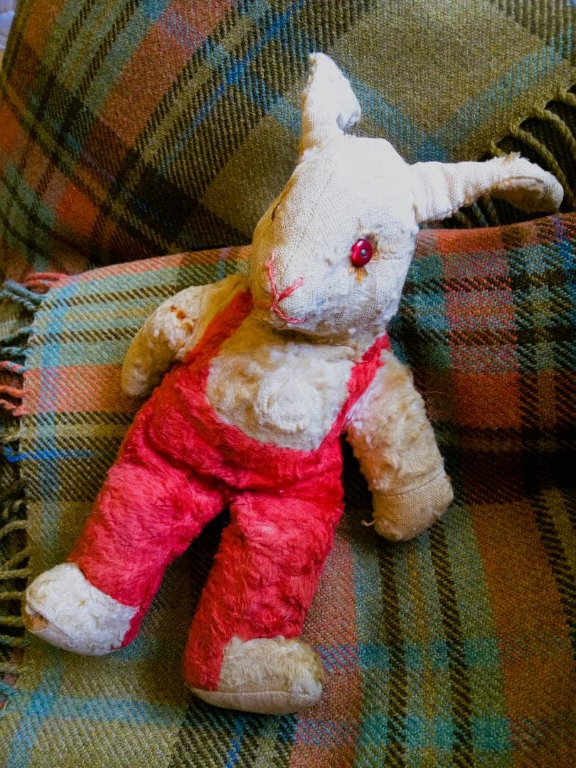 ★赤いパンツのうさぎ　アンティークのラビット　２６ｃｍ　from ENGLAND