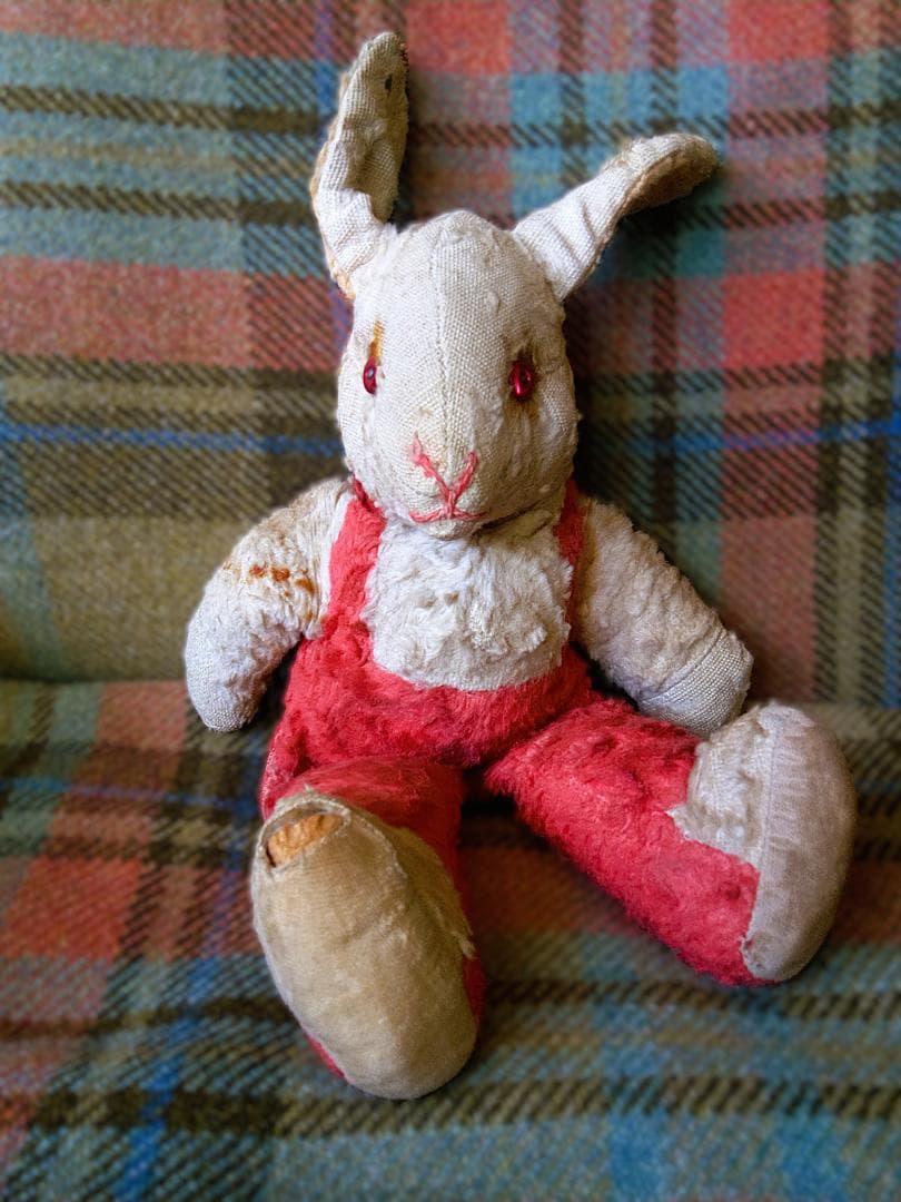 ★赤いパンツのうさぎ　アンティークのラビット　２６ｃｍ　from ENGLAND