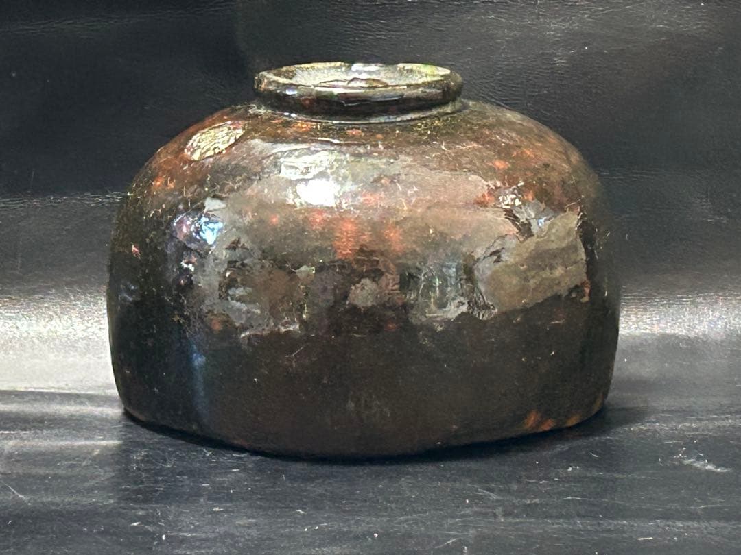 究極の美◾️蔵からかなり美しい朱色の斑点が浮かび上がる見事な黒茶碗が出て来ました。