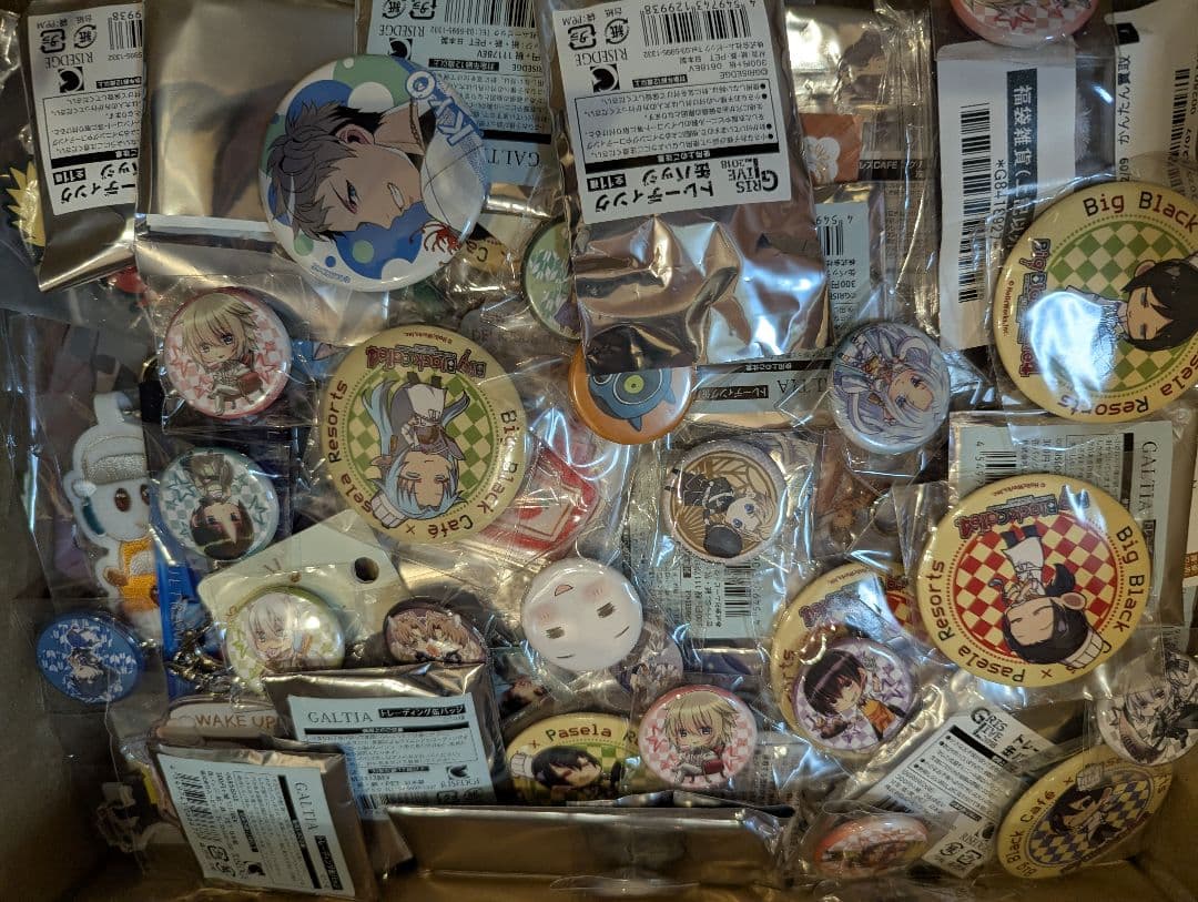 ８０サイズ　３００点以上　ノンジャンル　大量　缶バッジ　アクスタ　まとめ売り