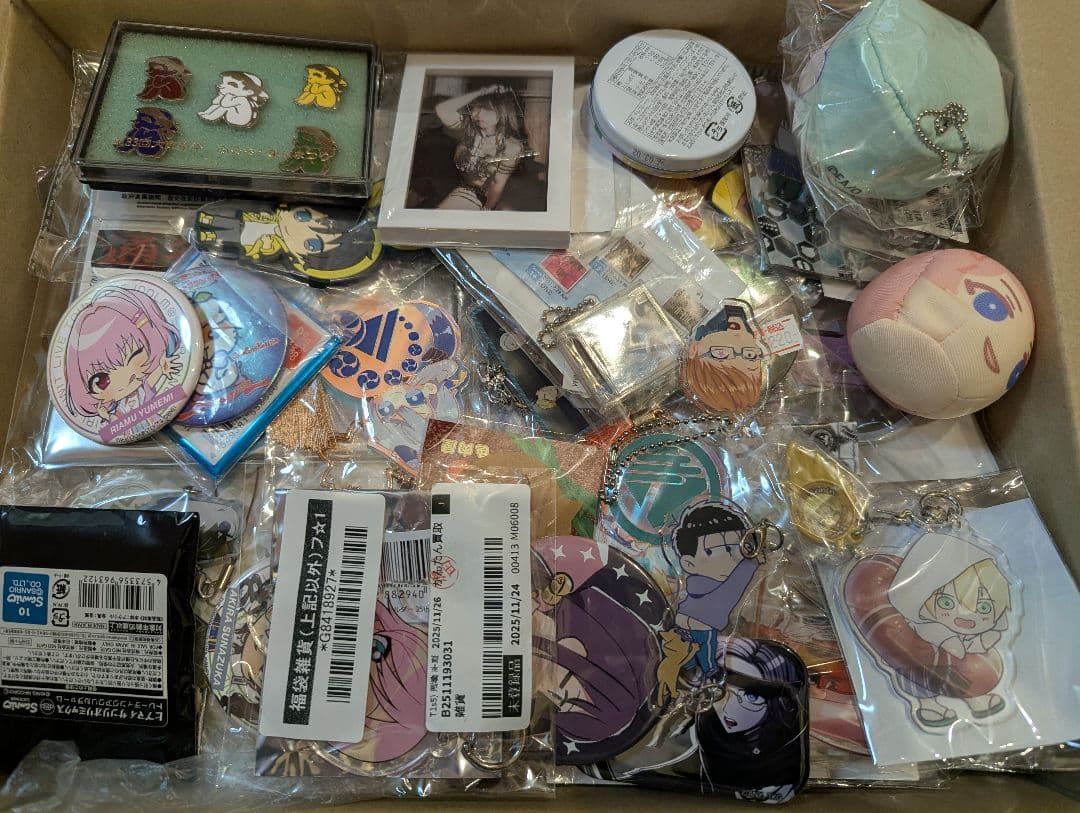 ８０サイズ　３００点以上　ノンジャンル　大量　缶バッジ　アクスタ　まとめ売り