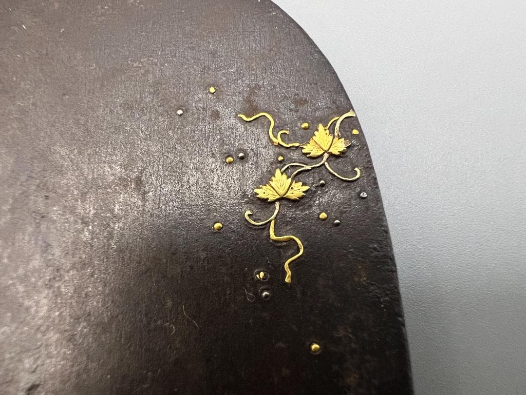 【海】江戸中期　大鉄鍔　唐草図　金銀象嵌　無銘　刀装具　重量約208g　専用箱付