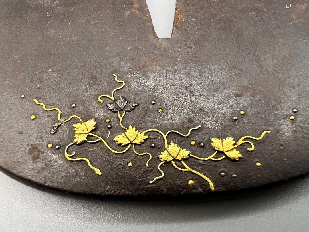 【海】江戸中期　大鉄鍔　唐草図　金銀象嵌　無銘　刀装具　重量約208g　専用箱付