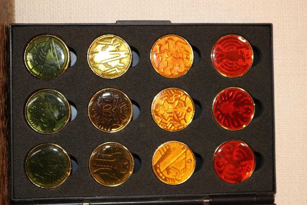 仮面ライダーオーズ　メダルピンバッジ（ケース付き）