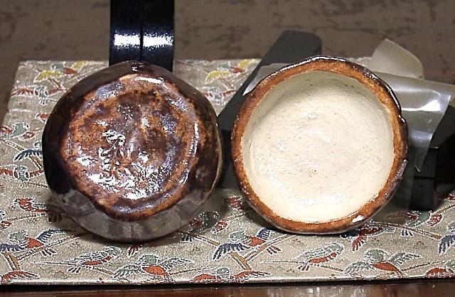 京焼・清水焼　聚楽焼　吾唯足知　香合　在銘　共箱　無傷　保証。